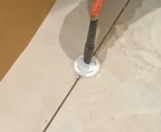 回民瓷砖空鼓维修公司专业解答瓷砖在铺贴过程中，如果没有涂抹均匀到位的粘结材料（如水泥砂浆或瓷砖胶），可能会导致以下问题